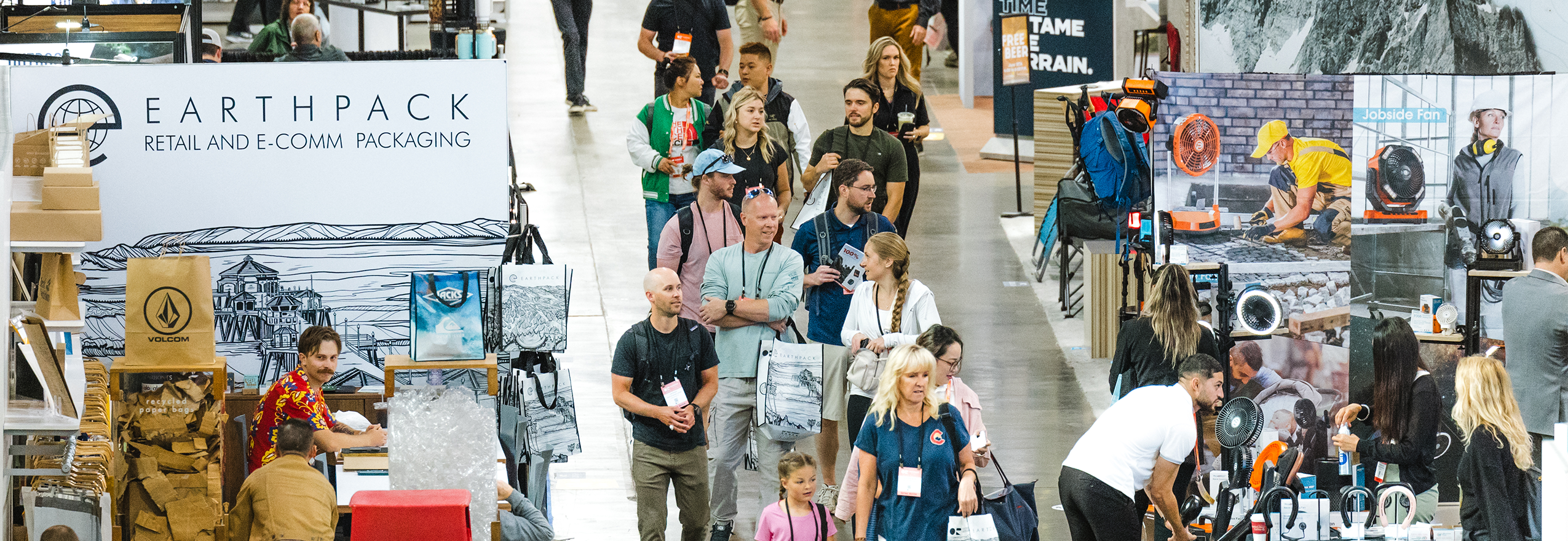 header_busy-aisle_2550x880 Outdoor Retailer Summer Attendees Walk a busy show floor aisleway.